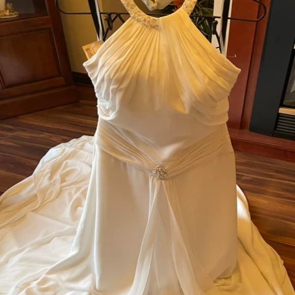 Wedding Dress Size 10 - DemetriosNEW WITH TAGS ~ reg. retail $1125 Gorgeous.
